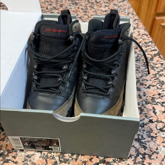 Nike Kids Black and Tan Sneakers - Picture 5 of 6